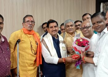 सेवानिवृत्त कोयला मजदूर संघ ने मंत्री को दिया ज्ञापन