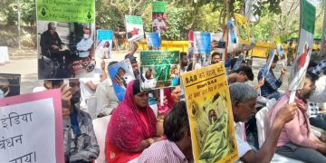 बीमार कोल मजदूरों ने आश्रितों के साथ जंतर-मंतर पर दिया धरना